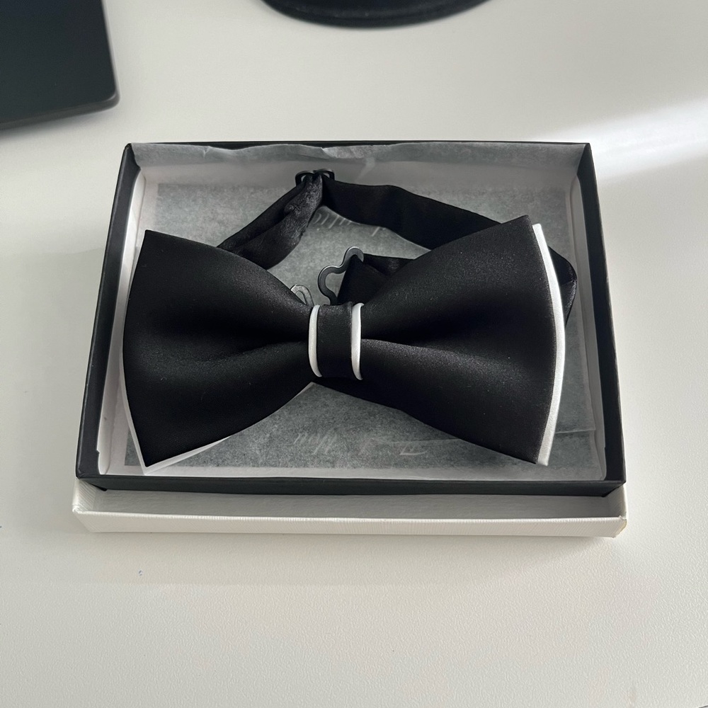Black with White Trim Men’s Pre Tied Bow tie